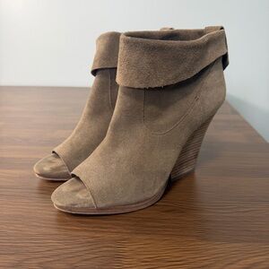 Vince Camuto Taupe Peep-Toe Suede Wedge Booties Sz 6‎